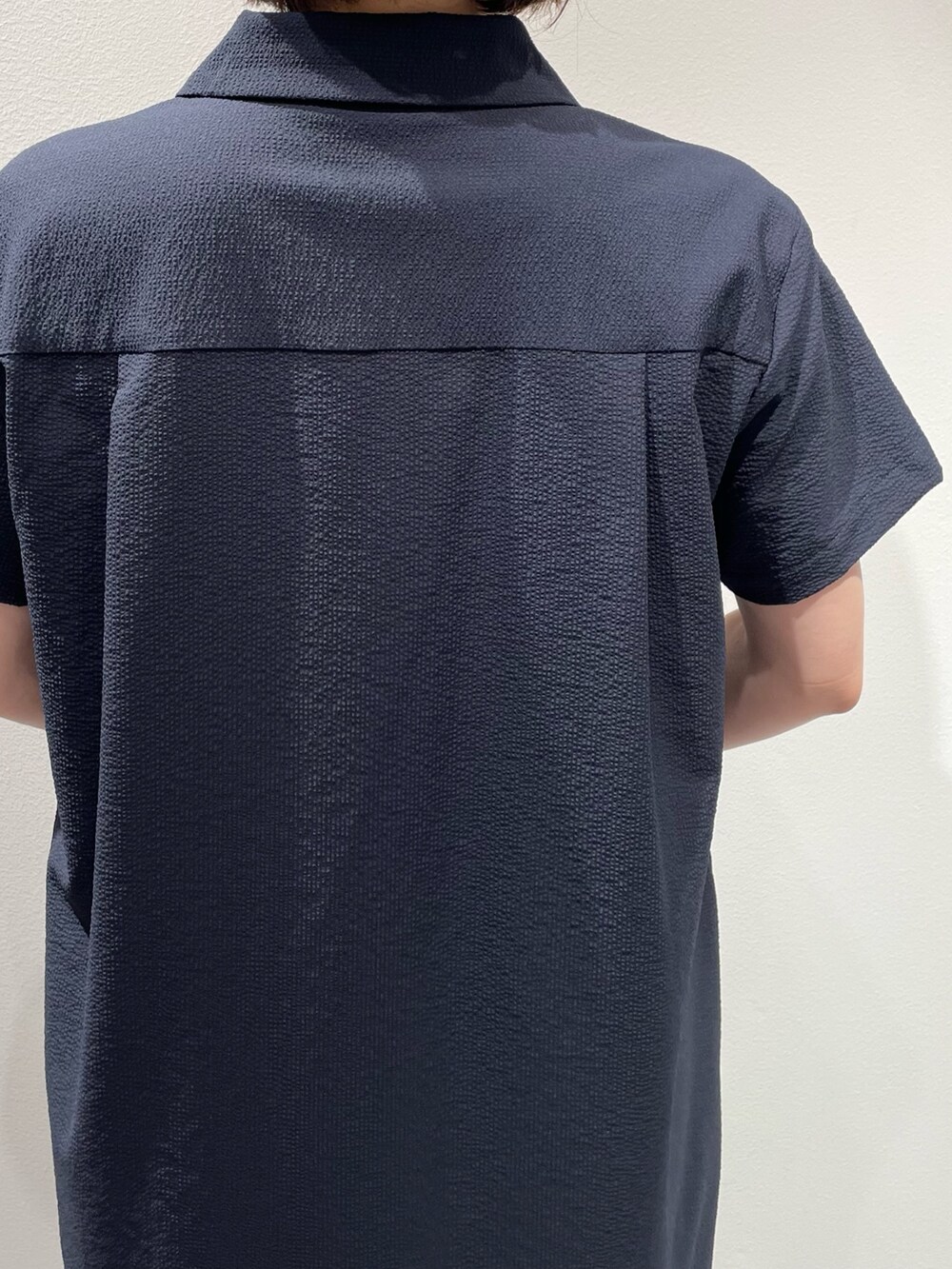 「カリテ(qualite)、夏コーデ、ワンピーススタイル、接触冷感、ＵＶカット、吸水速乾、機能性ワンピース、大人カジュアル、オフィスカジュアル、シャツワンピース、チョーカー、バングル、楽チンワンピース、お出かけコーデ、真夏コーデ」｜「qualiteのウェーブバングル（バングル/リストバンド、シルバー系）」を使った、KAWAMURAさん（レディース・160cm）の夏コーディネートの6枚目の写真
