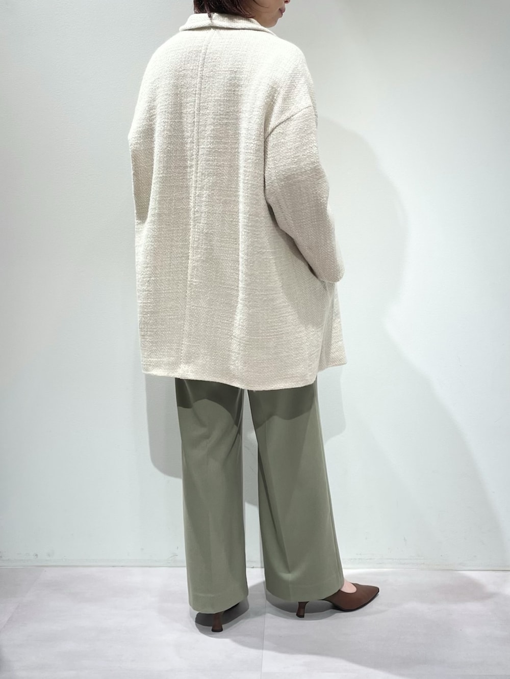 グリーン系のその他パンツ、ホワイト系のニット/セーター、ホワイト系のタンクトップを着用したレディースの冬コーディネートの3枚目の写真