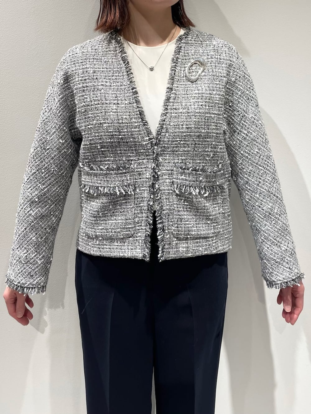 ブラック系のテーラードジャケット、ホワイト系のシャツ/ブラウス、ブルー系のその他パンツを着用したレディースの春コーディネートの6枚目の写真