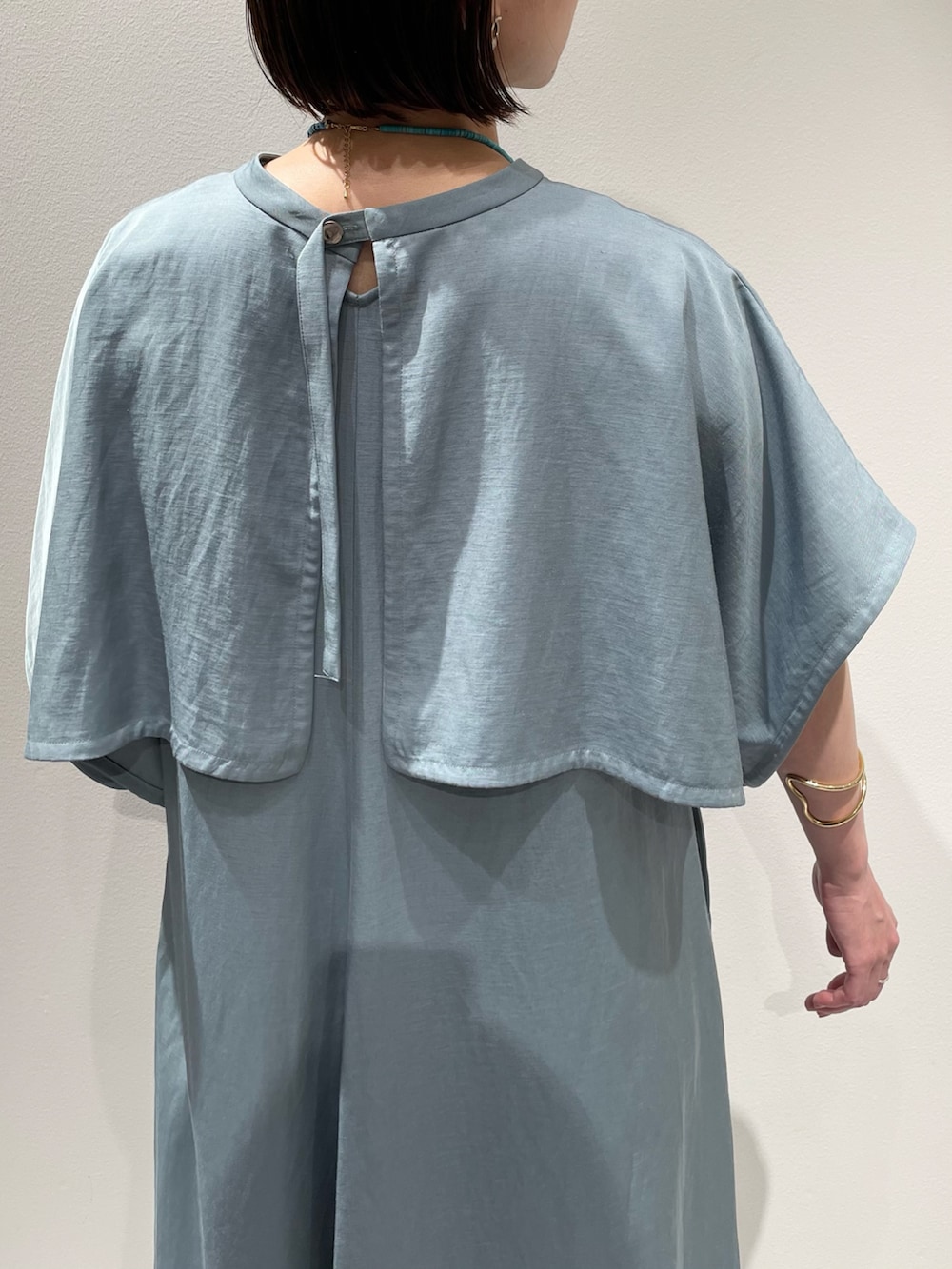 ブラウン系のサンダル、ブルー系のワンピース、ブラック系のショルダーバッグを着用したレディースの夏コーディネートの9枚目の写真