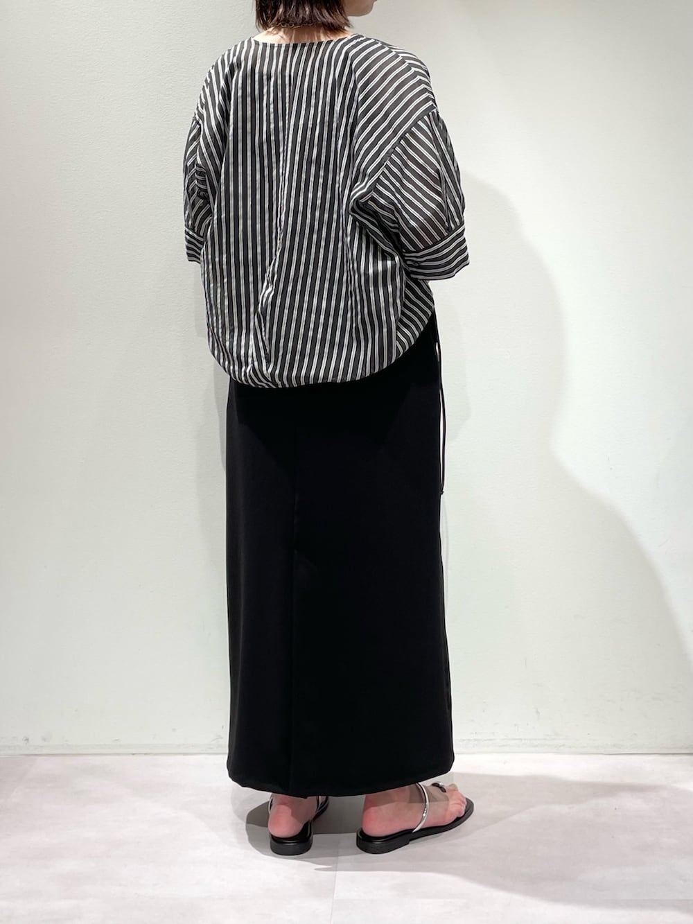ブラック系のワンピース、ブラック系のシャツ/ブラウス、シルバー系のネックレスを着用したレディースの夏コーディネートの3枚目の写真