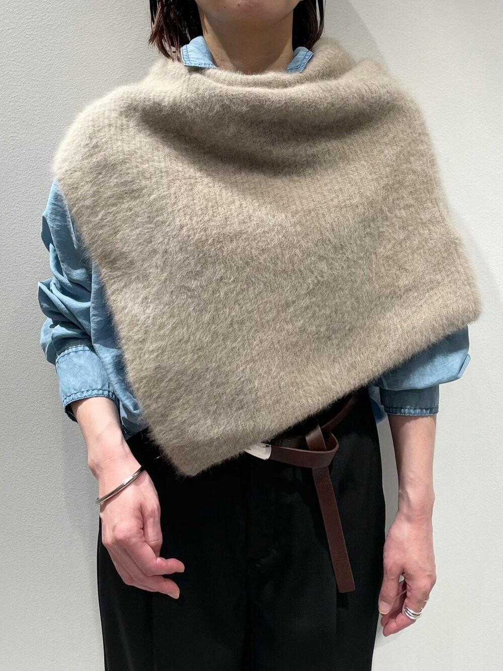 ブルー系のシャツ/ブラウス、ブラック系のその他パンツ、ブラウン系のベルトを着用したレディースの秋コーディネートの4枚目の写真