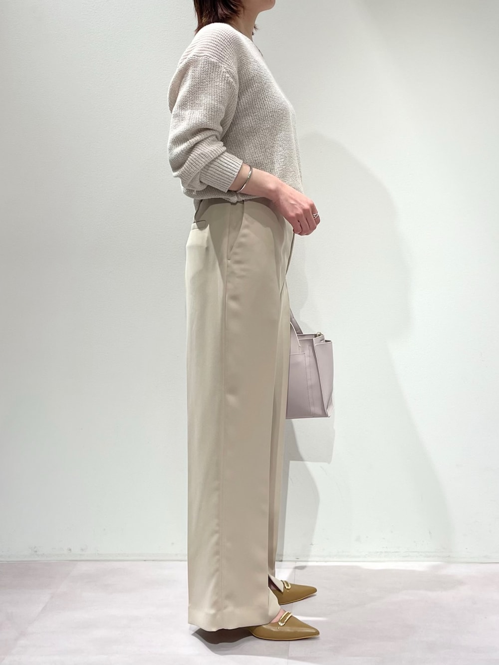 ベージュ系のその他パンツ、ベージュ系のニット/セーター、シルバー系のネックレスを着用したレディースの冬コーディネートの2枚目の写真