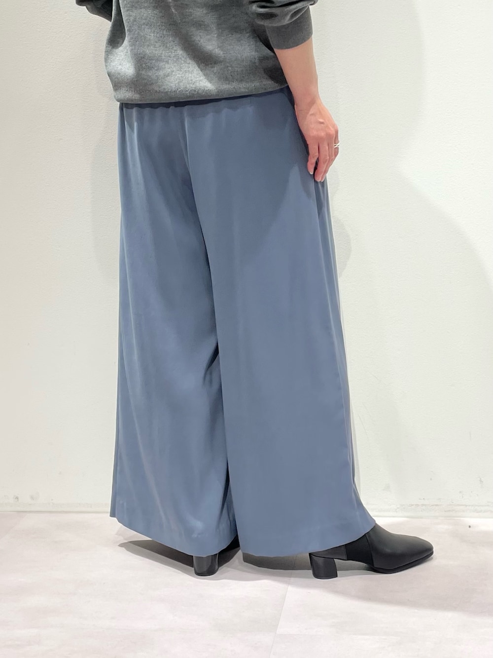 ブルー系のその他パンツ、グレー系のニット/セーター、シルバー系のネックレスを着用したレディースの冬コーディネートの8枚目の写真