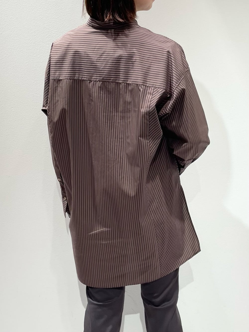 グレー系のその他パンツ、ブラウン系のショルダーバッグ、ブラウン系のシャツ/ブラウスを着用したレディースの夏コーディネートの6枚目の写真