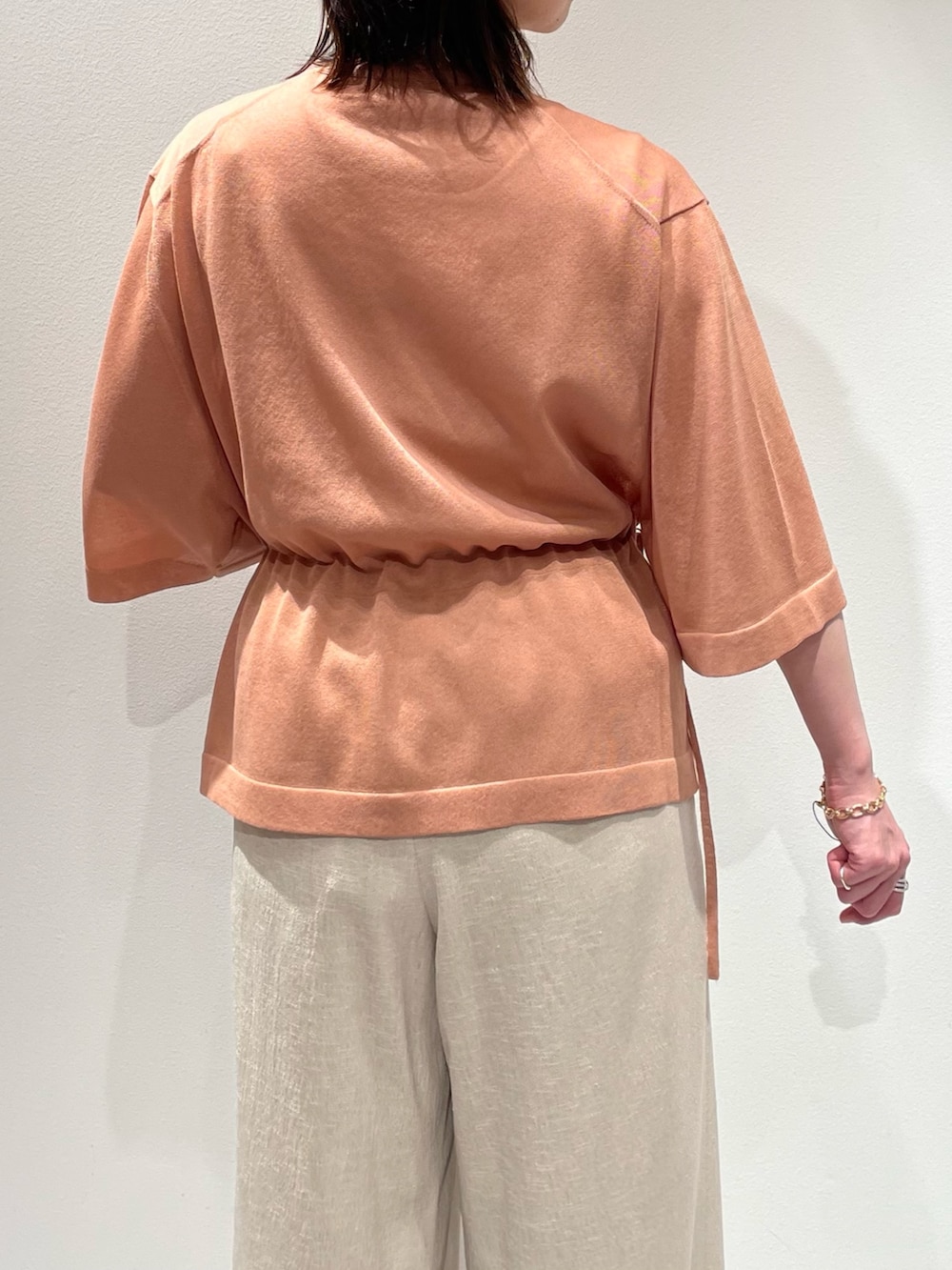ベージュ系のその他パンツ、ピンク系のブルゾン、ホワイト系のニット/セーターを着用したレディースの夏コーディネートの6枚目の写真