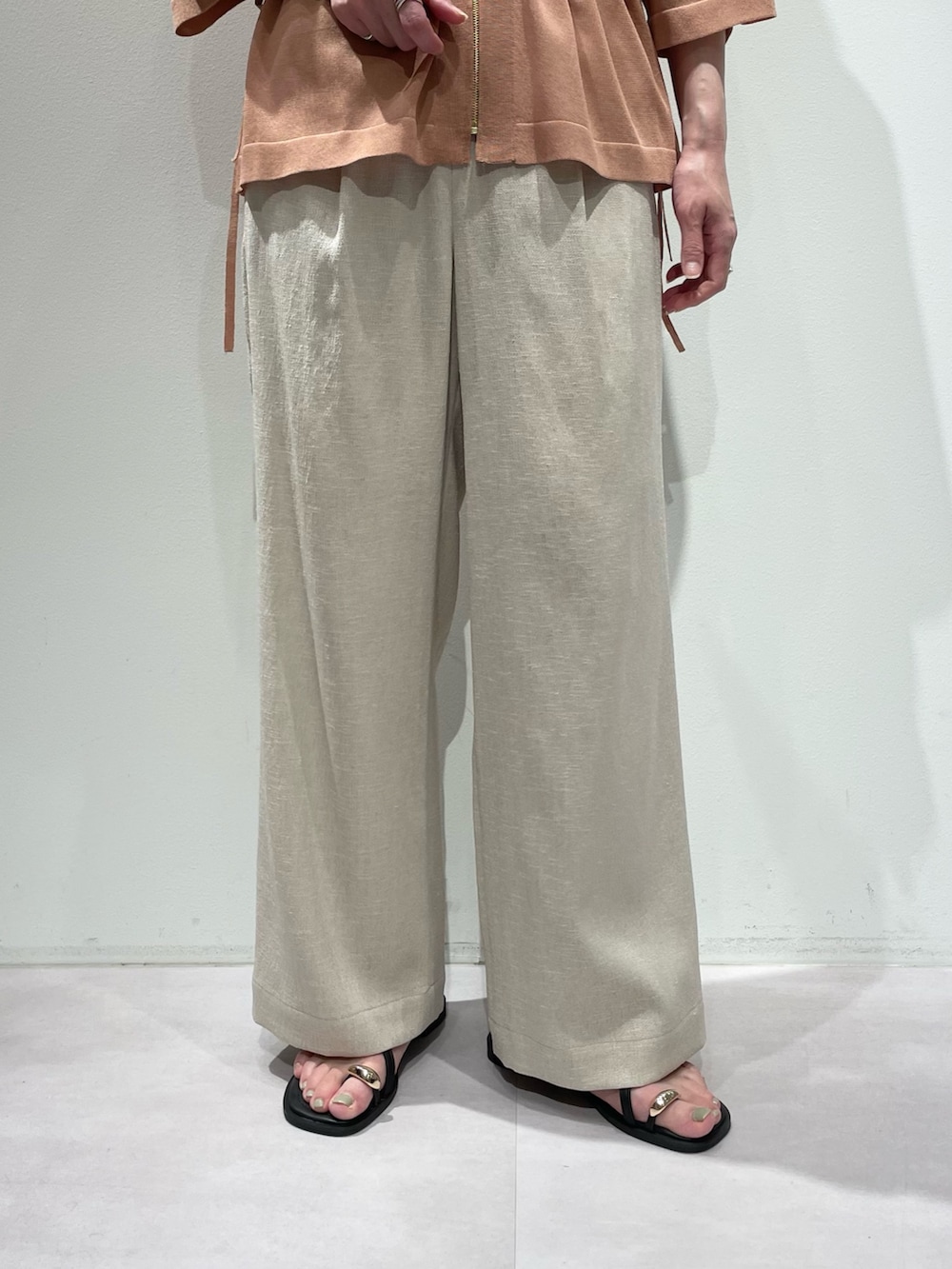 ベージュ系のその他パンツ、ピンク系のブルゾン、ホワイト系のニット/セーターを着用したレディースの夏コーディネートの7枚目の写真