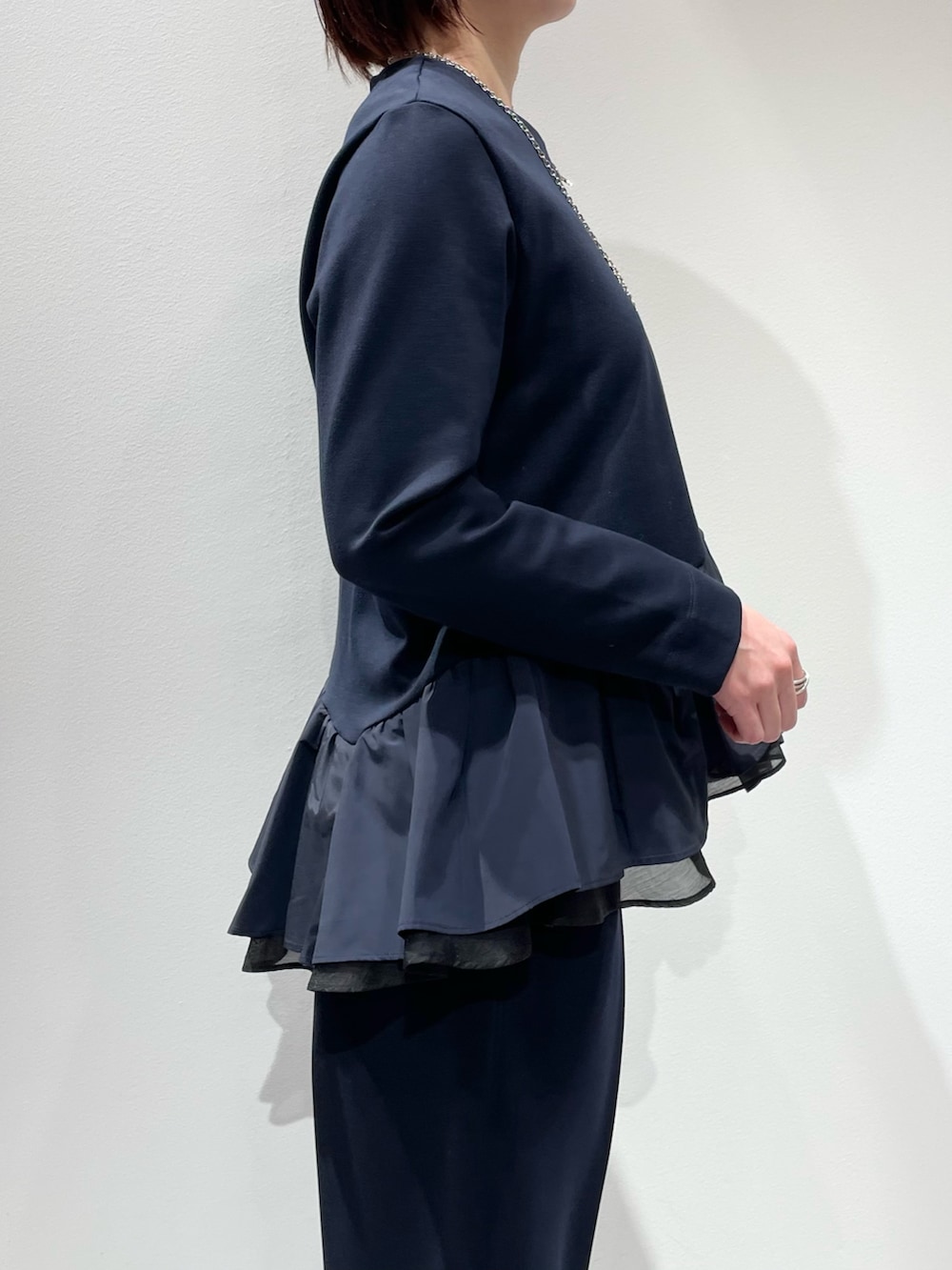 ブルー系のその他パンツ、ブルー系のショルダーバッグ、ブルー系のシャツ/ブラウスを着用したレディースの冬コーディネートの5枚目の写真