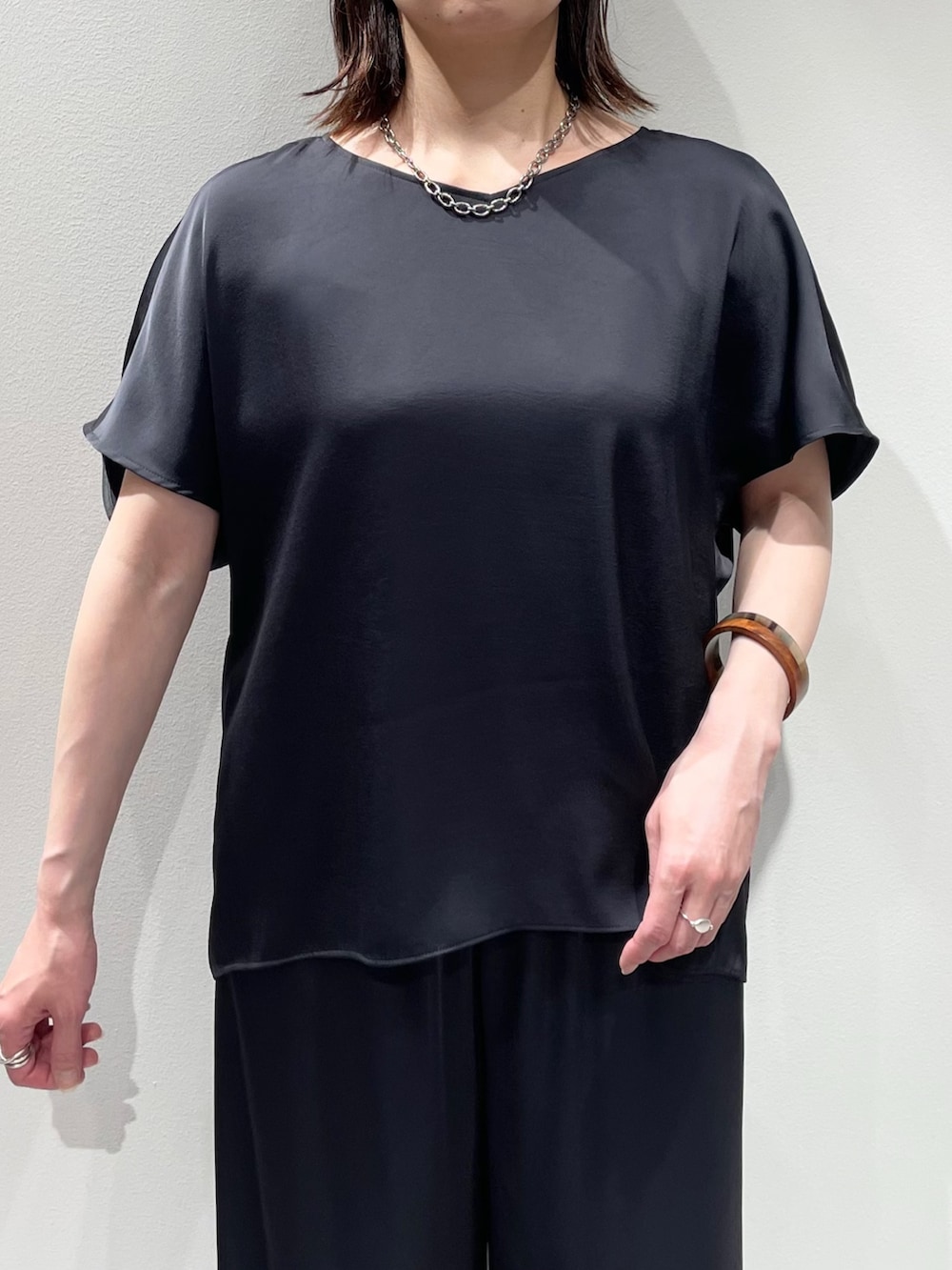ホワイト系のブルゾン、ブルー系のシャツ/ブラウス、ブルー系のその他パンツを着用したレディースの夏コーディネートの6枚目の写真