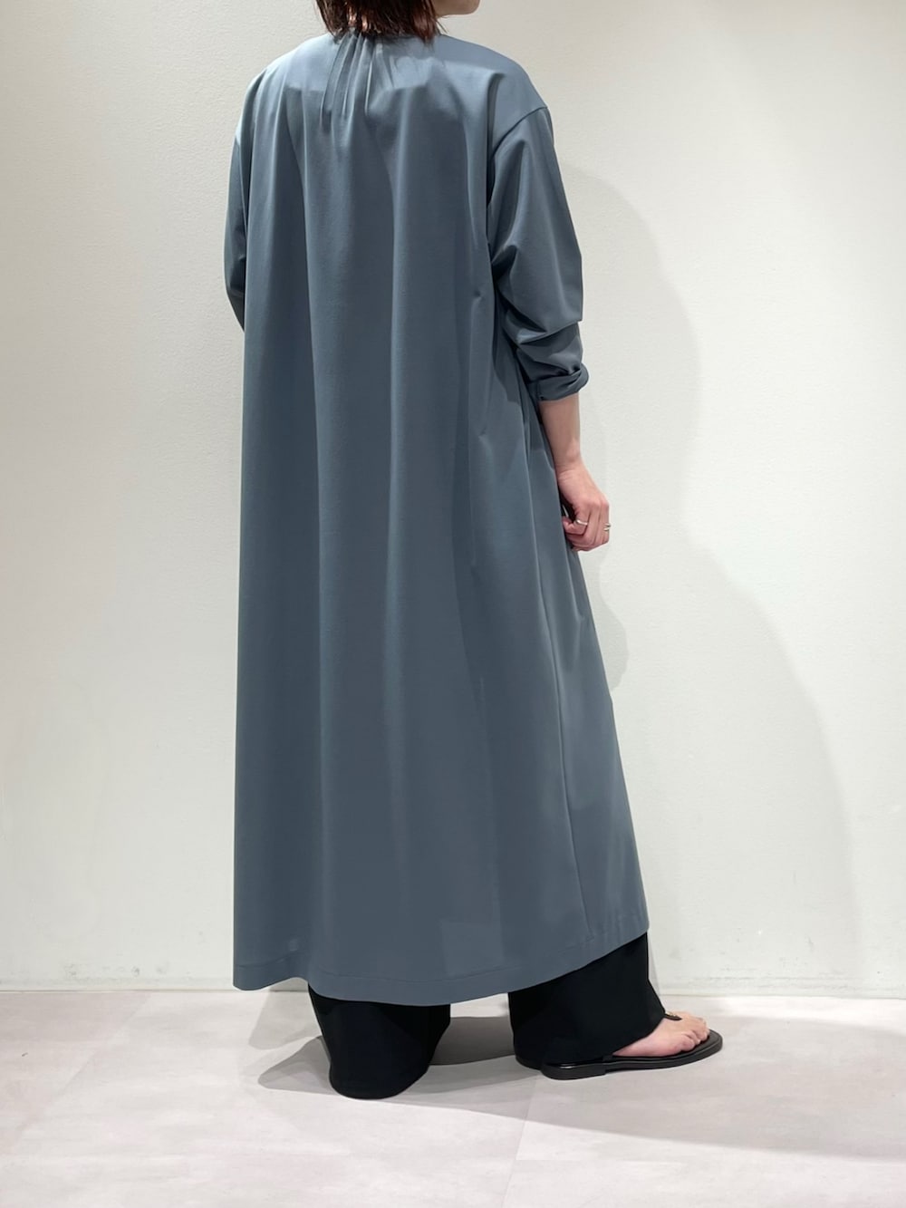 ブルー系のワンピース、ホワイト系のタンクトップ、ブラック系のその他パンツを着用したレディースの春コーディネートの3枚目の写真