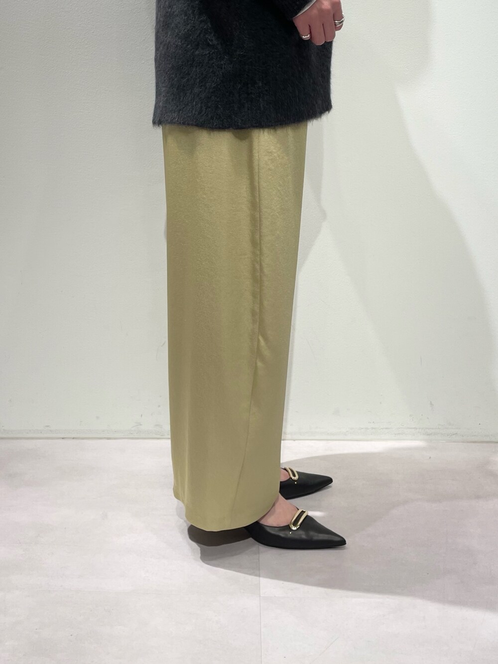 イエロー系のその他パンツ、グレー系のカーディガン/ボレロ、ホワイト系のTシャツ/カットソーを着用したレディースの秋コーディネートの10枚目の写真