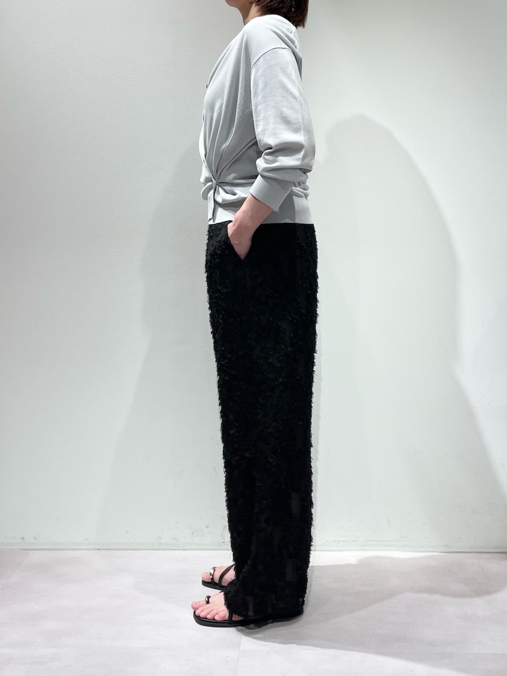 ブラック系のその他パンツ、ブラック系のタンクトップ、ブルー系のカーディガン/ボレロを着用したレディースの夏コーディネートの2枚目の写真