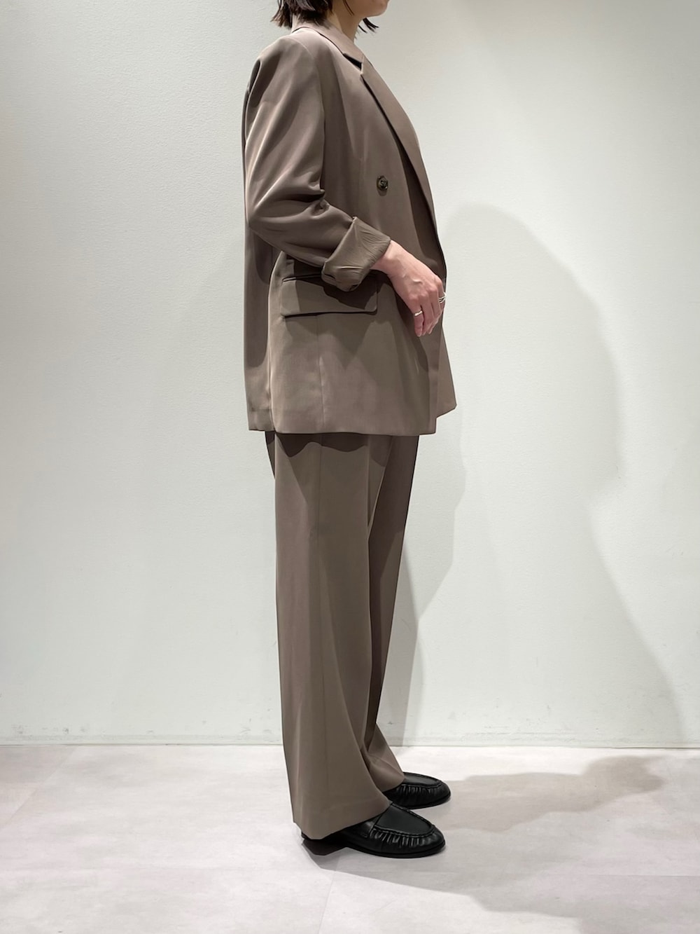 ブラウン系のその他パンツ、ブラウン系のテーラードジャケット、ブルー系のニット/セーターを着用したレディースの秋コーディネートの2枚目の写真
