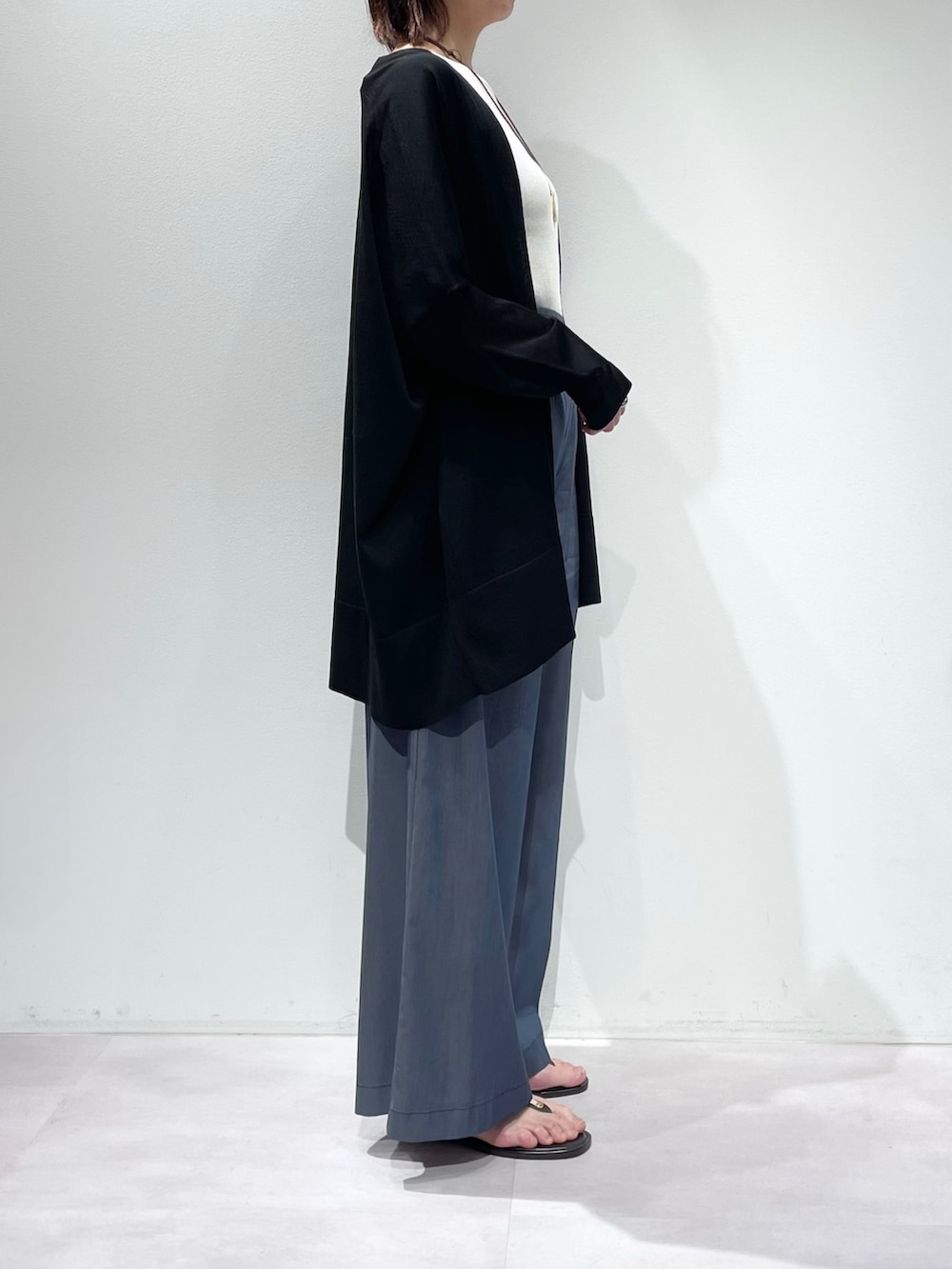 ブルー系のその他パンツ、ホワイト系のタンクトップ、ブラック系のシャツ/ブラウスを着用したレディースの春コーディネートの2枚目の写真