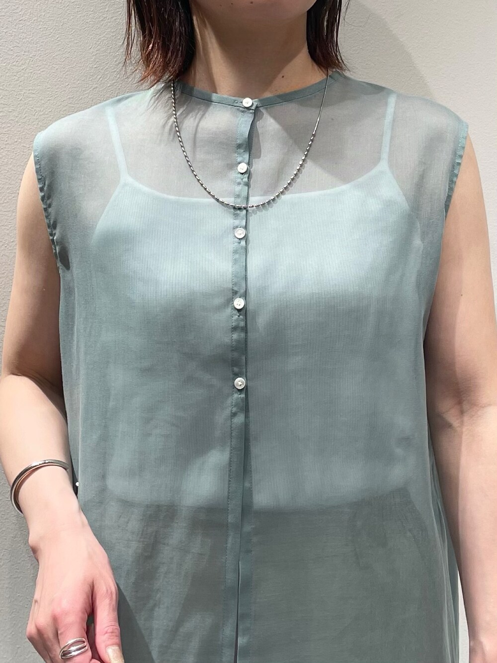 グリーン系のシャツ/ブラウス、ベージュ系のその他パンツ、ベージュ系のテーラードジャケットを着用したレディースの春コーディネートの7枚目の写真