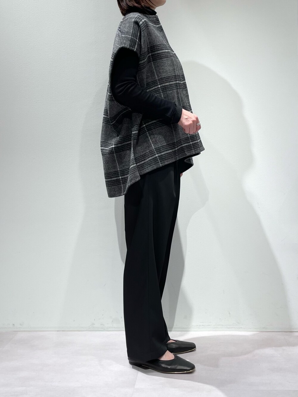 ブラック系のその他パンツ、ブラック系のTシャツ/カットソー、シルバー系のブローチ/コサージュを着用したレディースの秋コーディネートの3枚目の写真