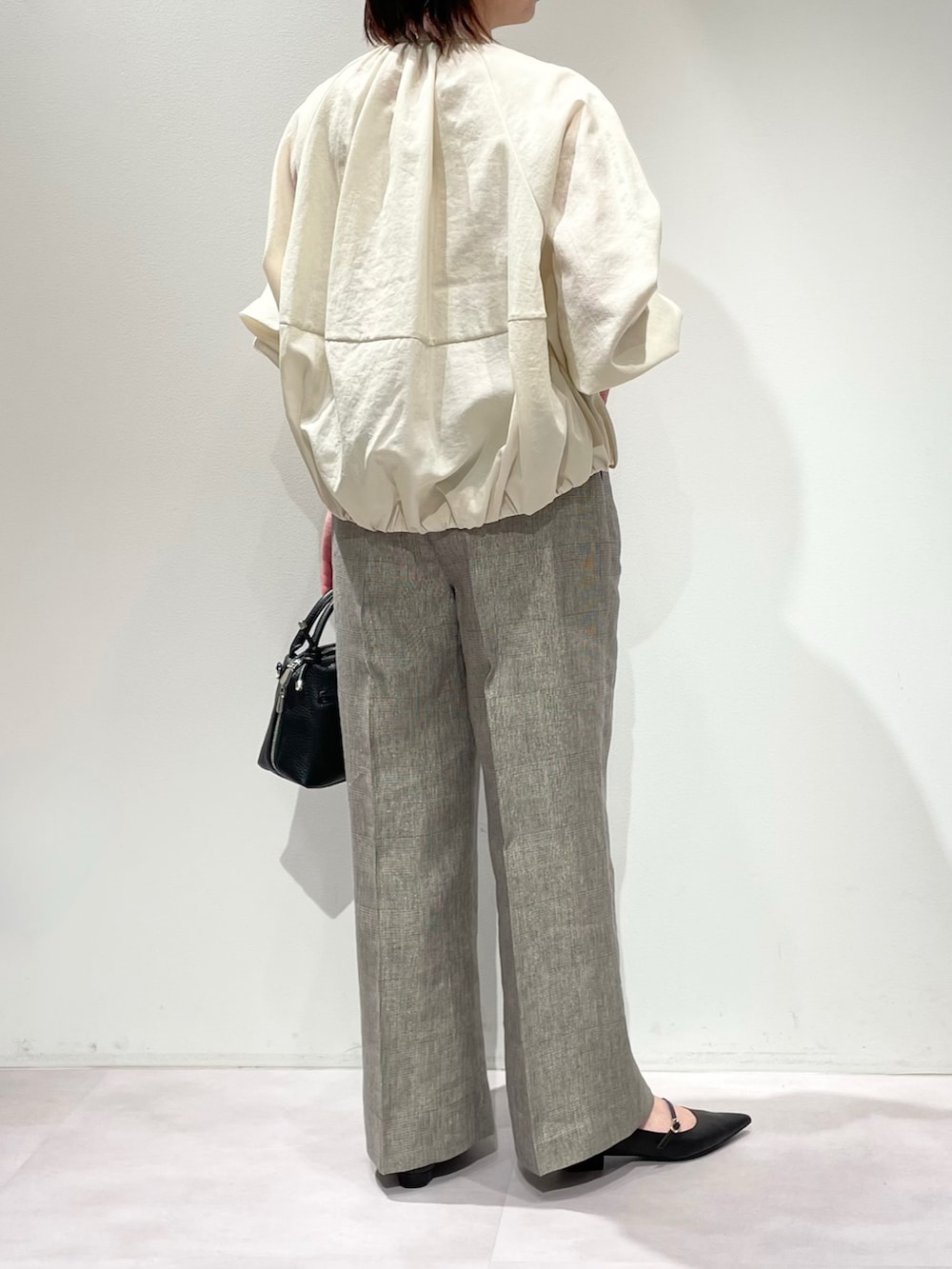 ホワイト系のタンクトップ、ホワイト系のブルゾン、ベージュ系のその他パンツを着用したレディースの春コーディネートの3枚目の写真