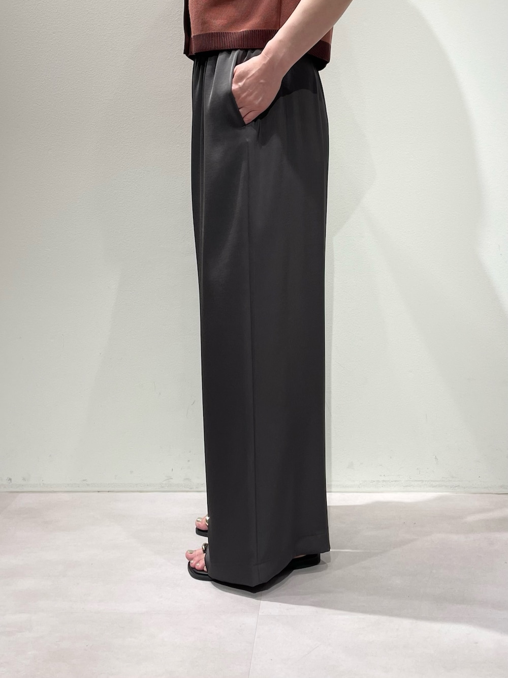 グレー系のその他パンツ、ピンク系のカーディガン/ボレロ、ブラウン系のネックレスを着用したレディースの夏コーディネートの8枚目の写真