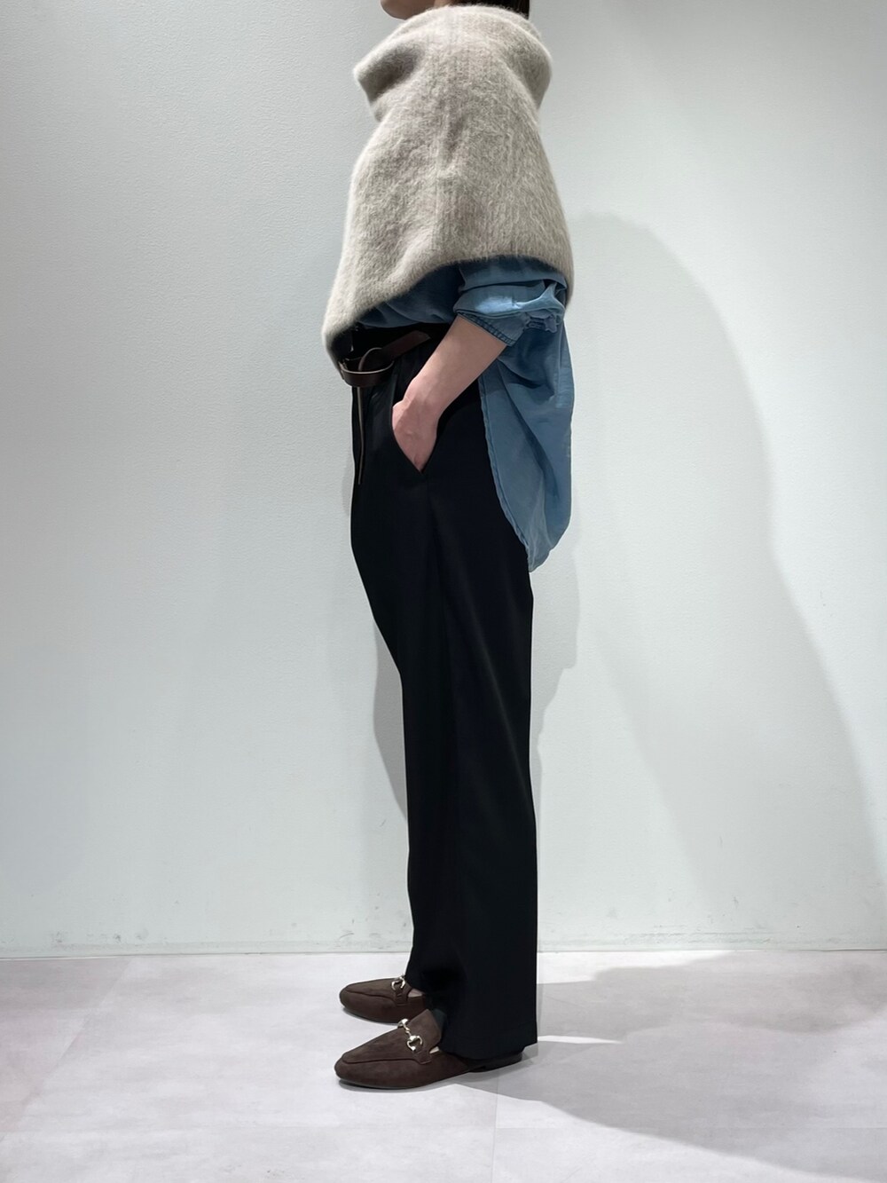 ブルー系のシャツ/ブラウス、ブラック系のその他パンツ、ブラウン系のベルトを着用したレディースの秋コーディネートの2枚目の写真