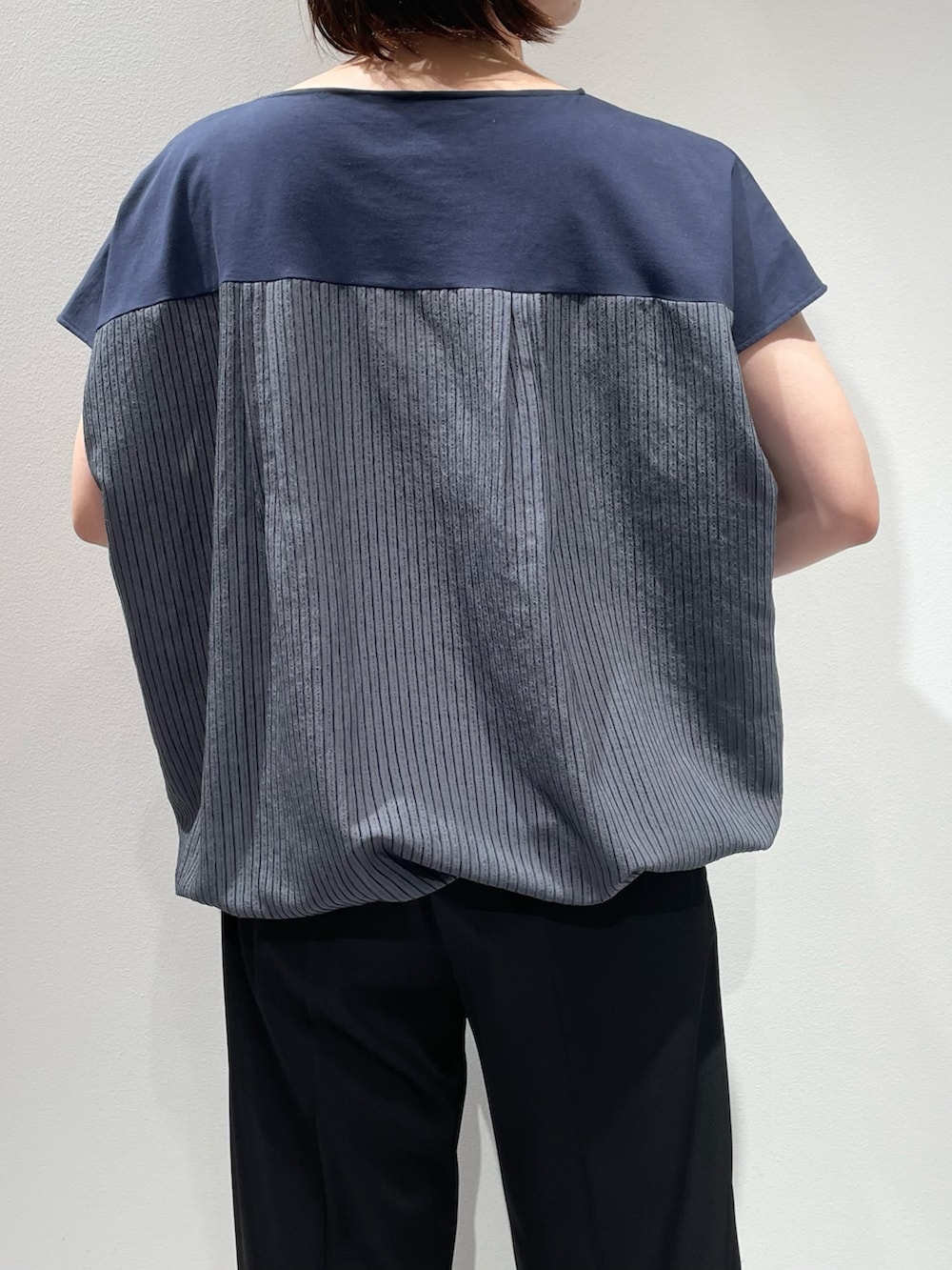 ブラック系のその他パンツ、ブルー系のTシャツ/カットソー、ブラック系のパンプスを着用したレディースの夏コーディネートの6枚目の写真