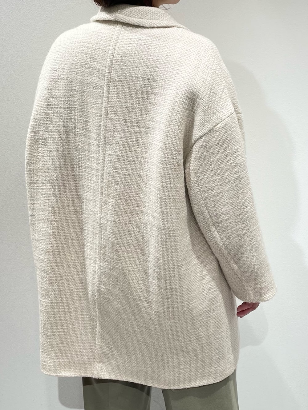 グリーン系のその他パンツ、ホワイト系のニット/セーター、ホワイト系のタンクトップを着用したレディースの冬コーディネートの6枚目の写真