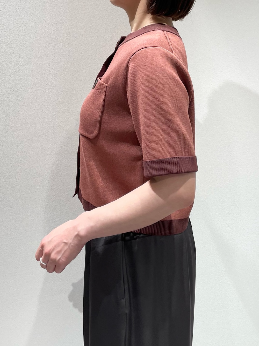 グレー系のその他パンツ、ピンク系のカーディガン/ボレロ、ブラウン系のネックレスを着用したレディースの夏コーディネートの5枚目の写真