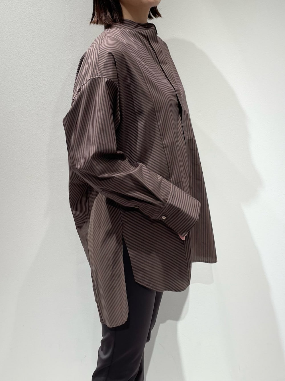 グレー系のその他パンツ、ブラウン系のショルダーバッグ、ブラウン系のシャツ/ブラウスを着用したレディースの夏コーディネートの5枚目の写真