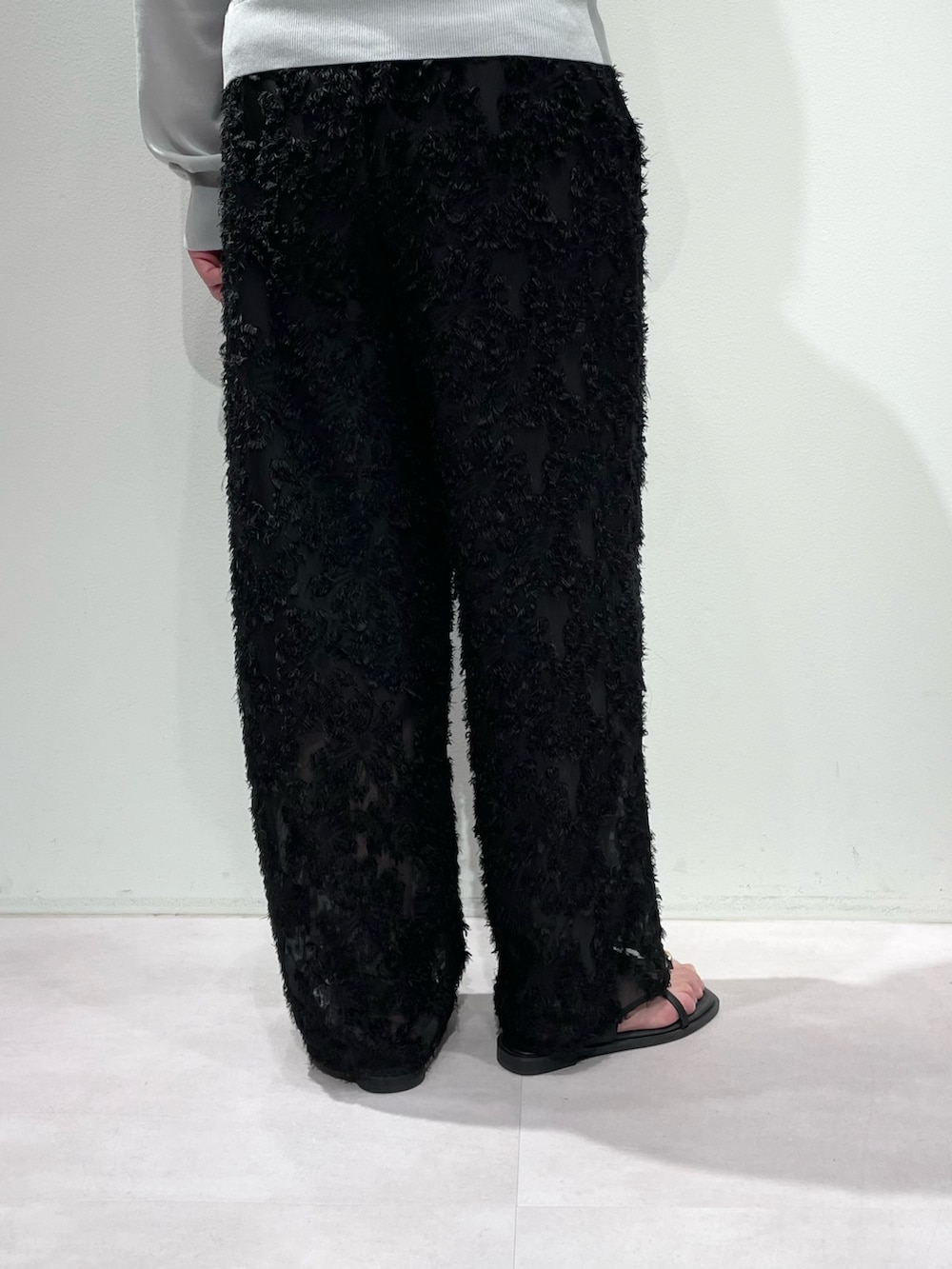 ブラック系のその他パンツ、ブラック系のタンクトップ、ブルー系のカーディガン/ボレロを着用したレディースの夏コーディネートの9枚目の写真