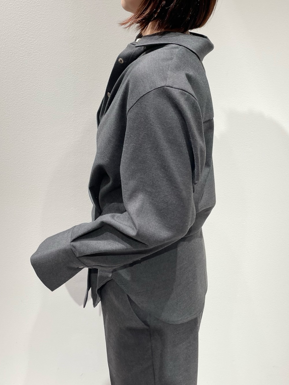グレー系のその他パンツ、グレー系のシャツ/ブラウス、ブラック系のタンクトップを着用したレディースの秋コーディネートの5枚目の写真