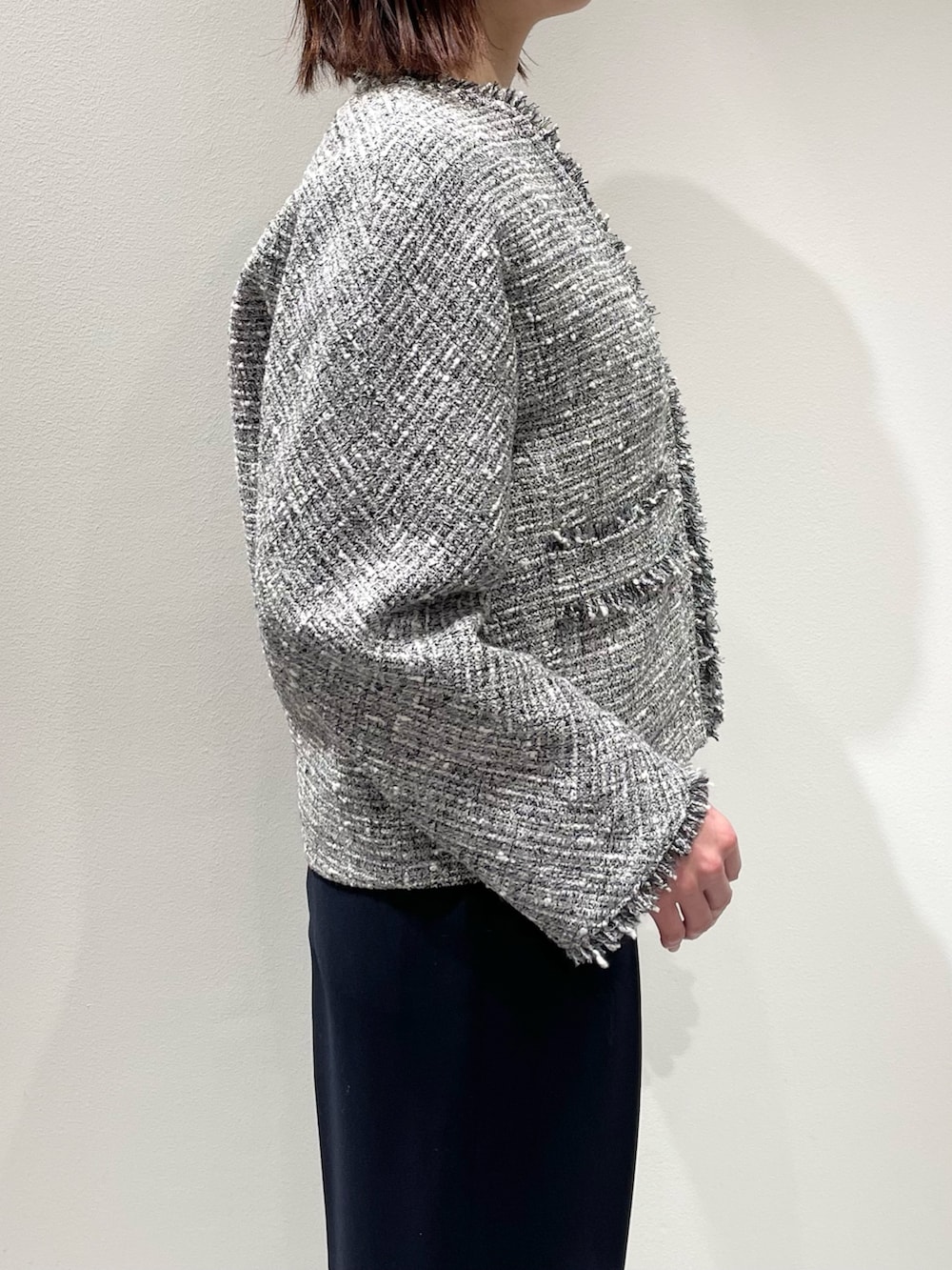 ブラック系のテーラードジャケット、ホワイト系のシャツ/ブラウス、ブルー系のその他パンツを着用したレディースの春コーディネートの7枚目の写真