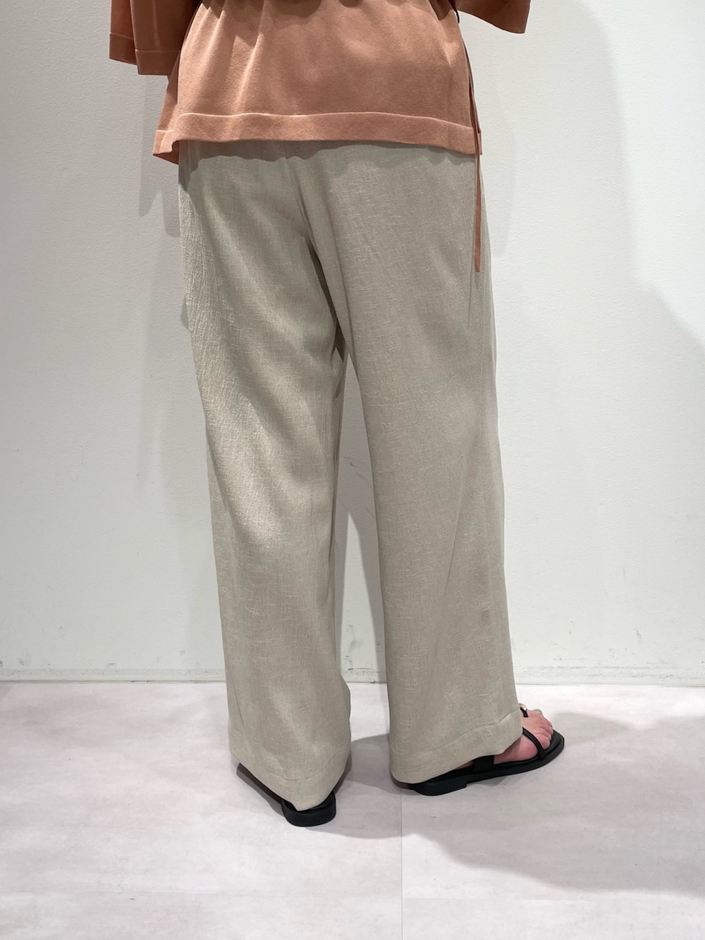 ベージュ系のその他パンツ、ピンク系のブルゾン、ホワイト系のニット/セーターを着用したレディースの夏コーディネートの9枚目の写真
