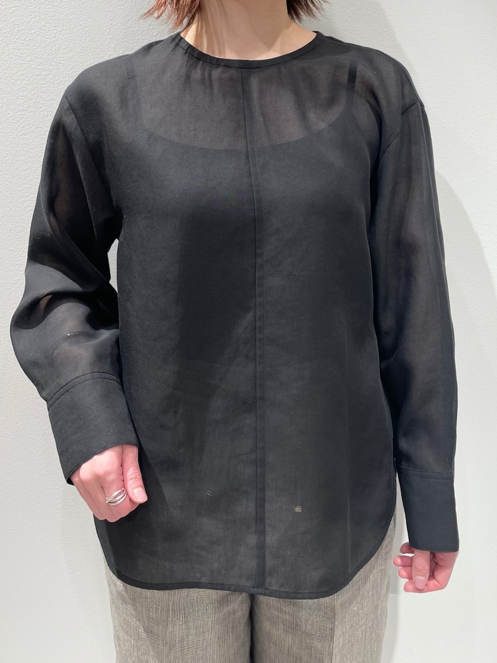 ベージュ系のその他パンツ、ベージュ系のテーラードジャケット、ブラック系のシャツ/ブラウスを着用したレディースの春コーディネートの7枚目の写真