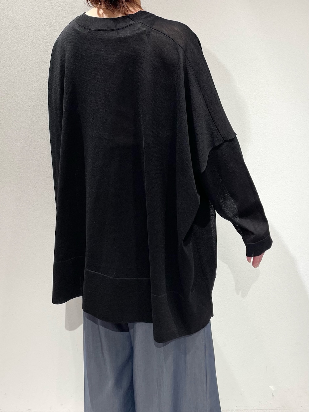 ブルー系のその他パンツ、ホワイト系のタンクトップ、ブラック系のシャツ/ブラウスを着用したレディースの春コーディネートの6枚目の写真