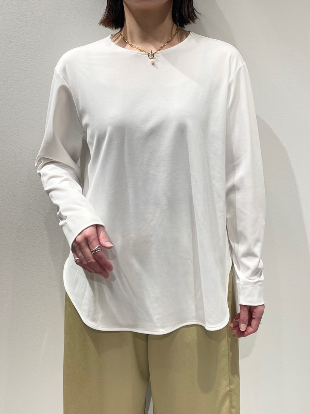 イエロー系のその他パンツ、グレー系のカーディガン/ボレロ、ホワイト系のTシャツ/カットソーを着用したレディースの秋コーディネートの6枚目の写真
