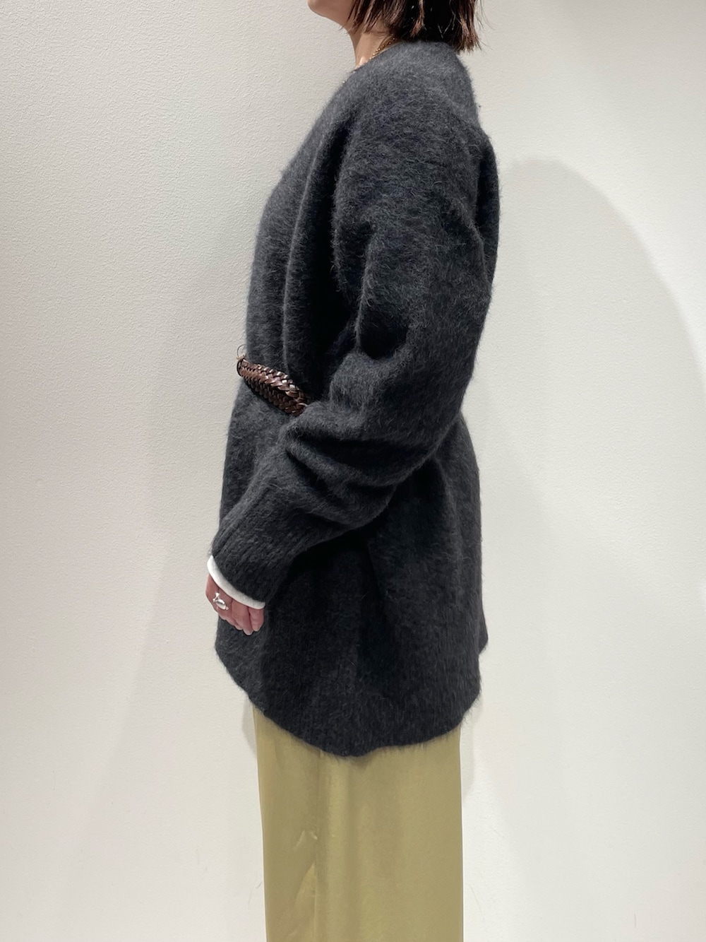 イエロー系のその他パンツ、グレー系のカーディガン/ボレロ、ホワイト系のTシャツ/カットソーを着用したレディースの秋コーディネートの5枚目の写真