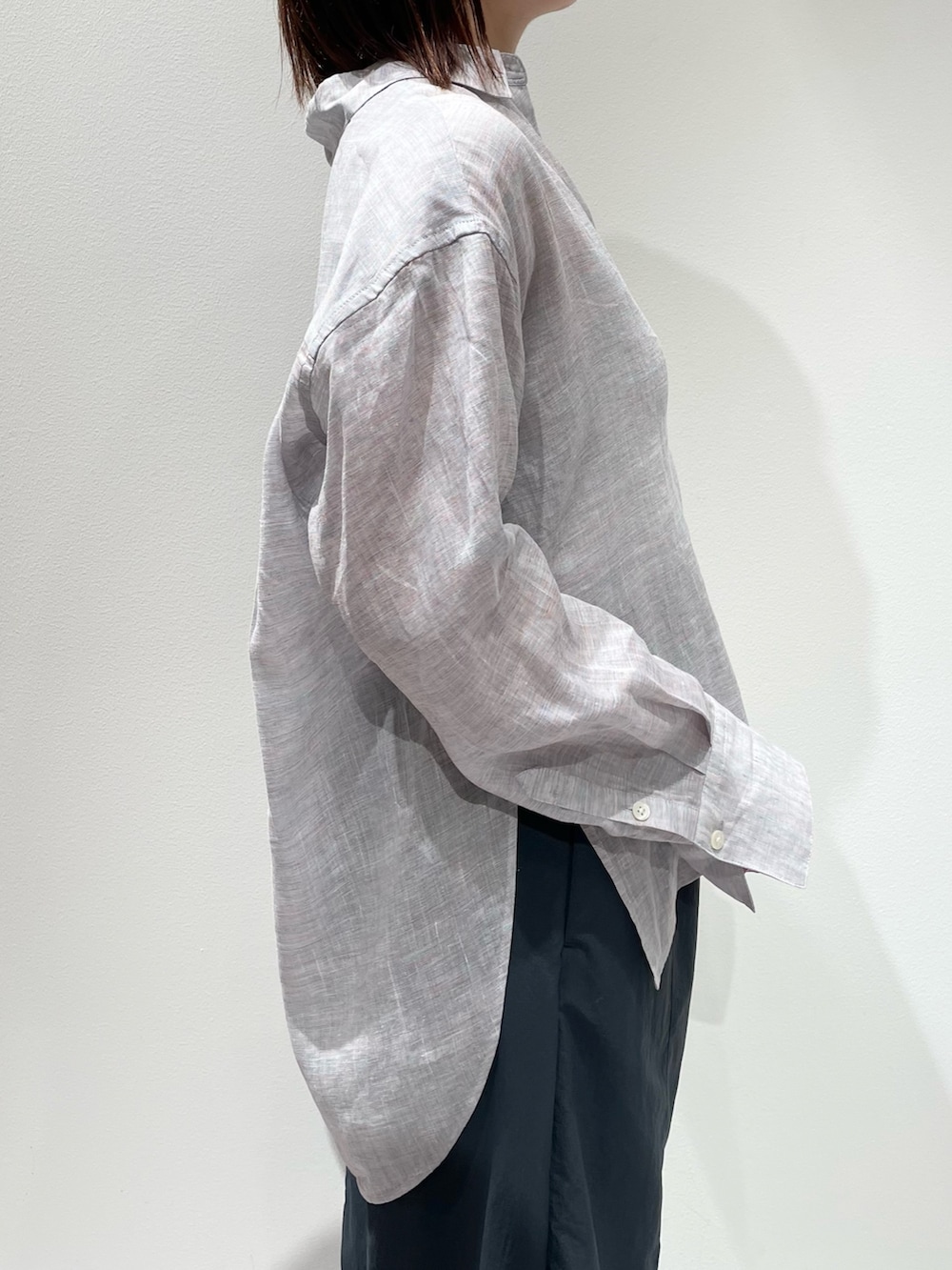 ホワイト系のニット/セーター、パープル系のシャツ/ブラウス、グレー系のその他パンツを着用したレディースの春コーディネートの5枚目の写真