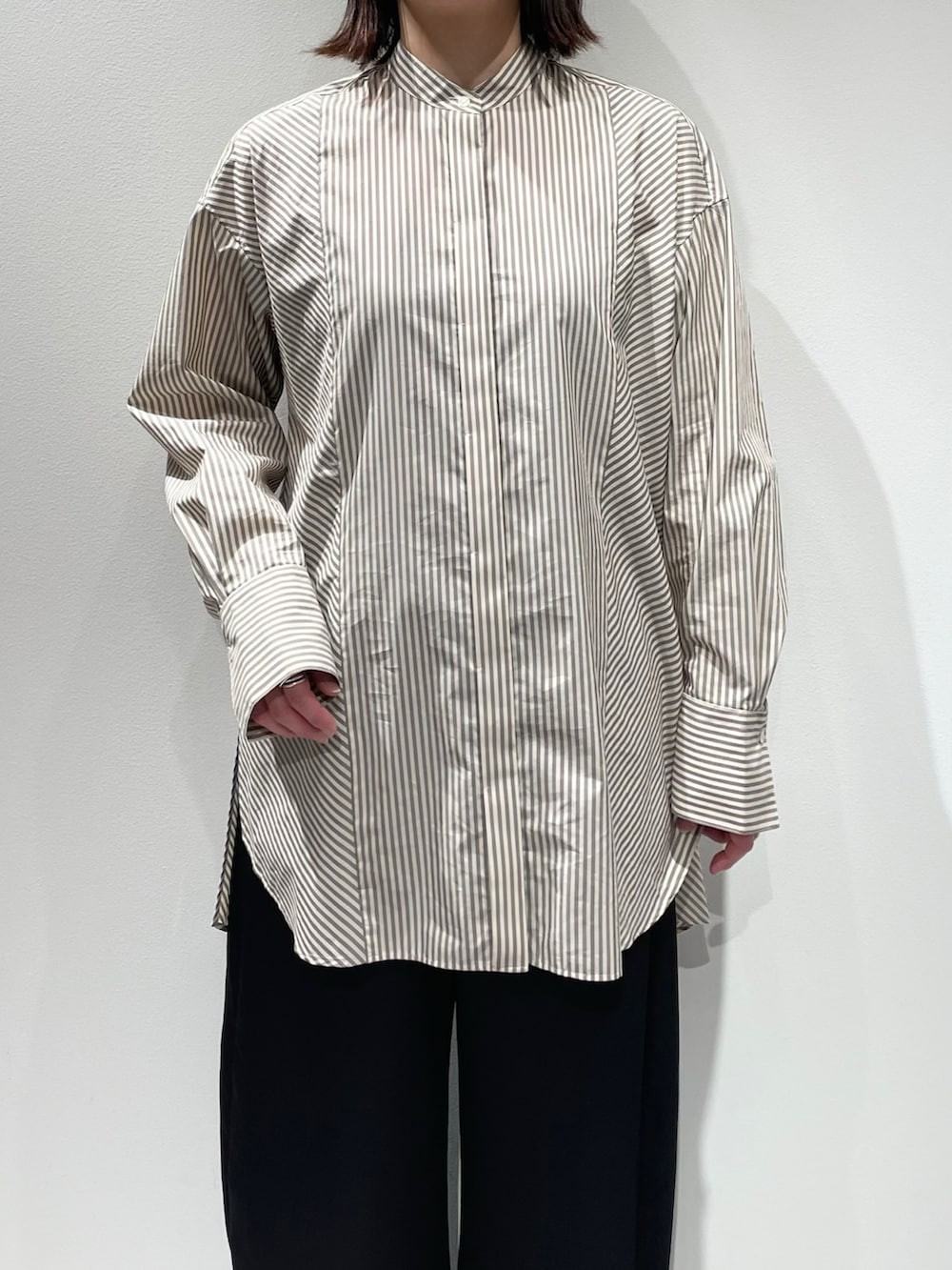 ベージュ系のシャツ/ブラウス、ブラック系のその他パンツ、ブラウン系のマフラーを着用したレディースの秋コーディネートの5枚目の写真