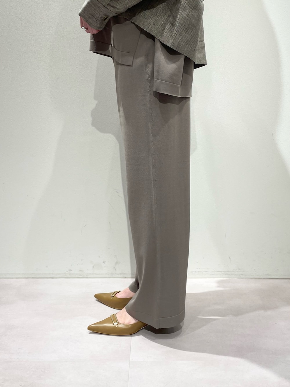 グレー系のニット/セーター、グレー系のその他パンツ、ベージュ系のブルゾンを着用したレディースの春コーディネートの10枚目の写真