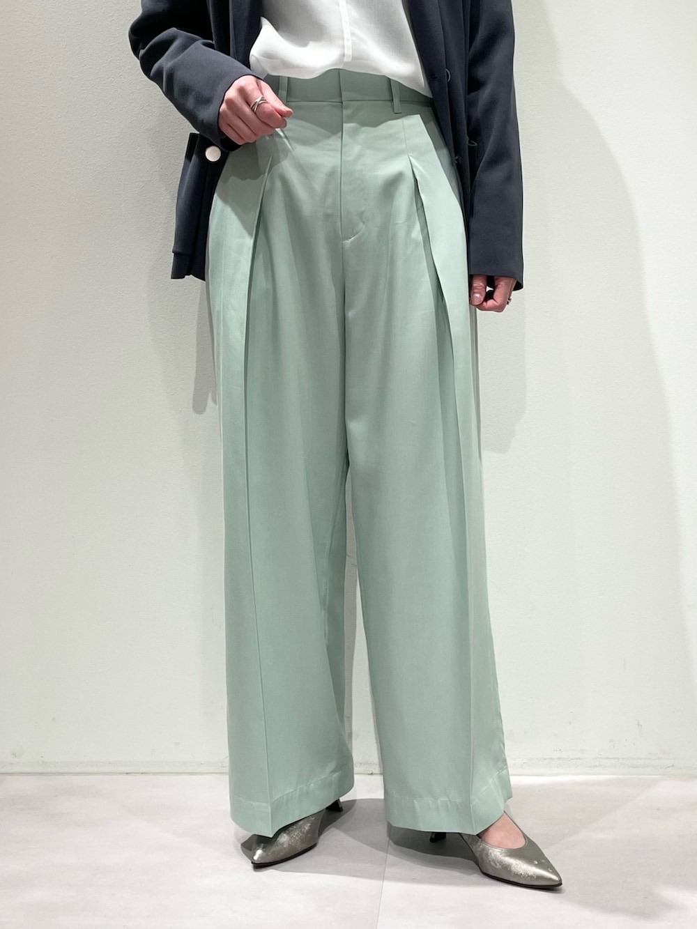 グリーン系のその他パンツ、ホワイト系のシャツ/ブラウス、グレー系のテーラードジャケットを着用したレディースの春コーディネートの7枚目の写真