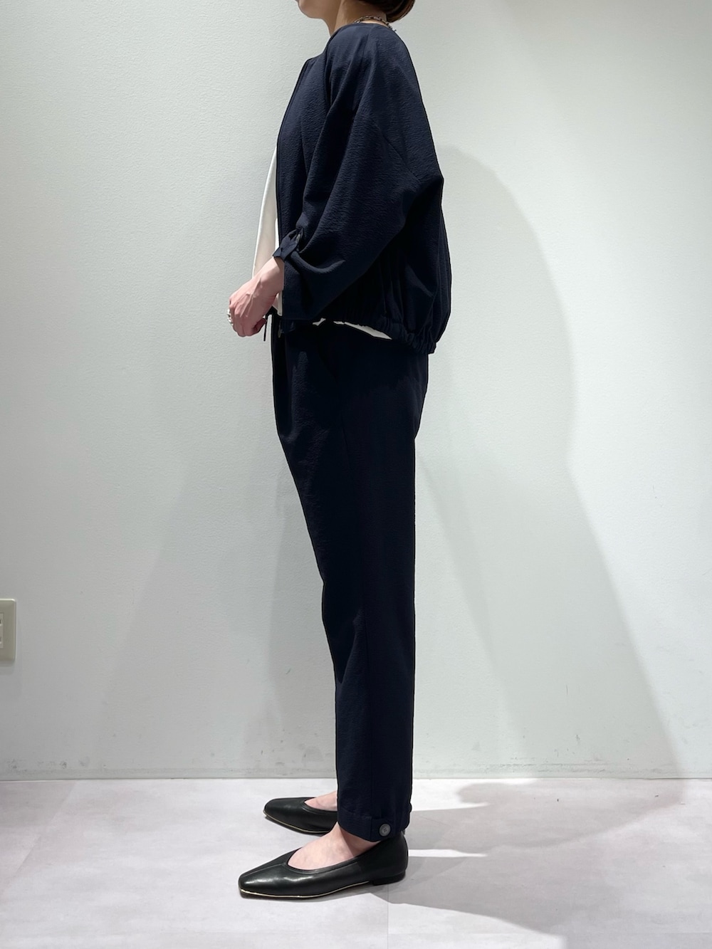 「LOWELL thingsのTwiste/ダブルポケット2WAYトート M(ショルダーバッグ、ホワイト系)」を使った、KAWAMURAさん(レディース・160cm)の夏コーディネートの3枚目の写真