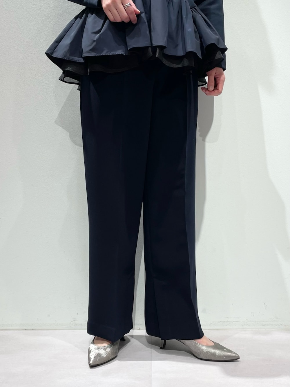 ブルー系のその他パンツ、ブルー系のショルダーバッグ、ブルー系のシャツ/ブラウスを着用したレディースの冬コーディネートの7枚目の写真