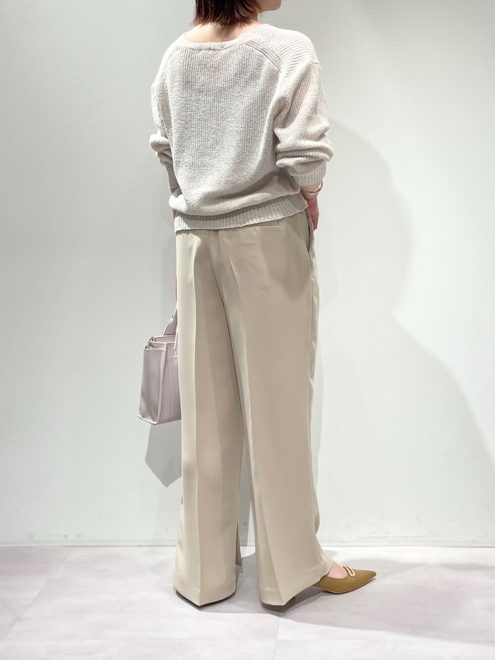 ベージュ系のその他パンツ、ベージュ系のニット/セーター、シルバー系のネックレスを着用したレディースの冬コーディネートの3枚目の写真