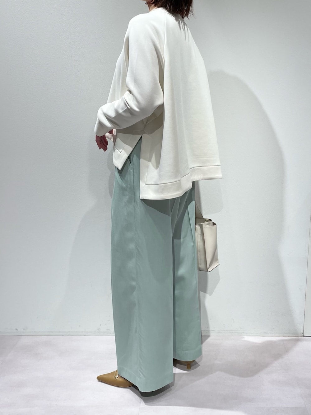 グリーン系のその他パンツ、ホワイト系のスウェット、シルバー系のネックレスを着用したレディースの冬コーディネートの3枚目の写真