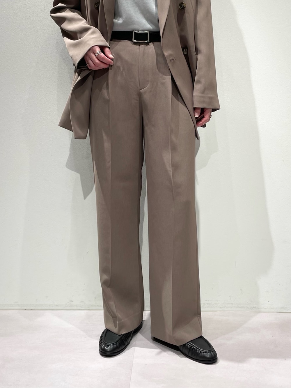 ブラウン系のその他パンツ、ブラウン系のテーラードジャケット、ブルー系のニット/セーターを着用したレディースの秋コーディネートの7枚目の写真