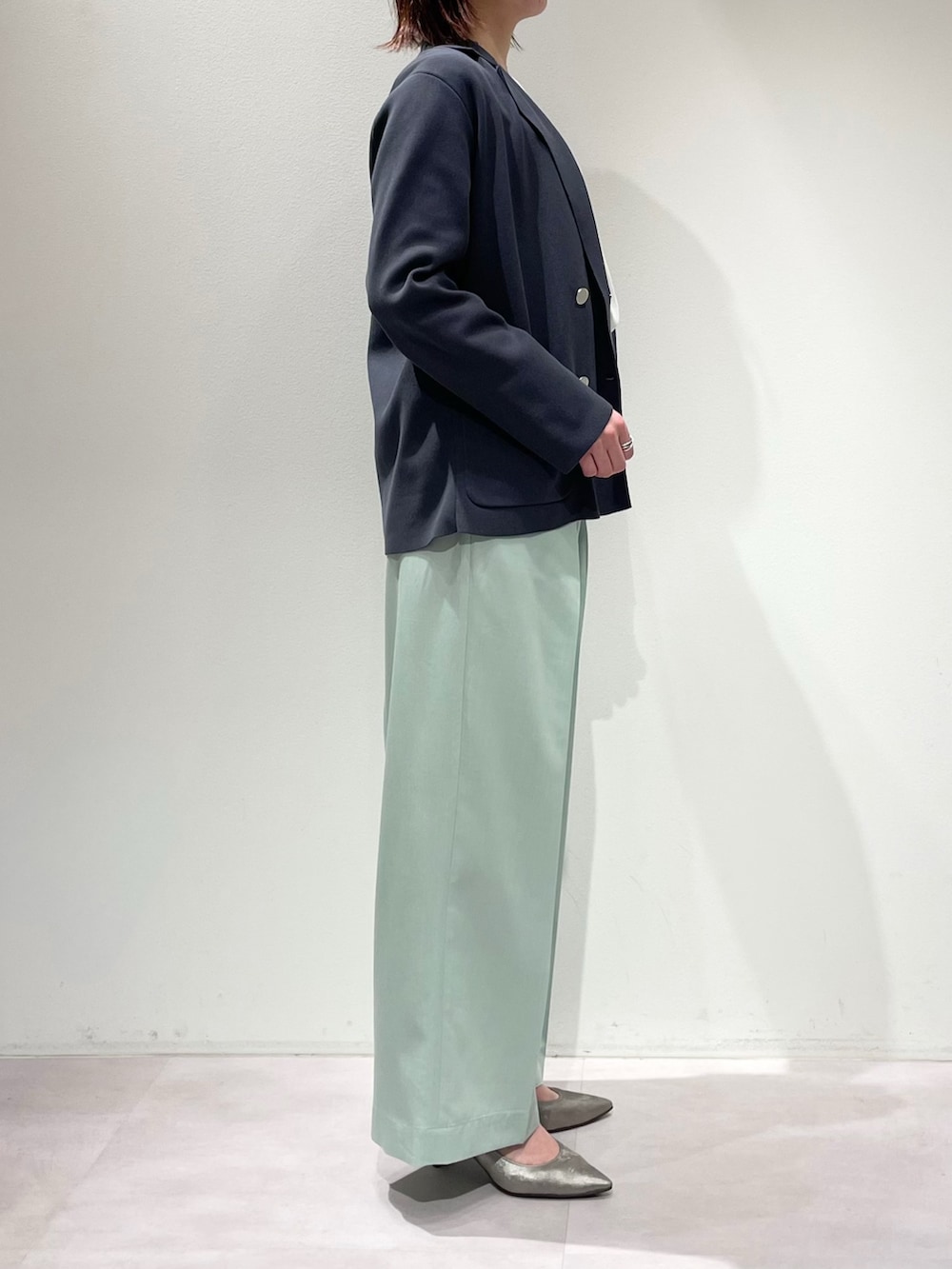 グリーン系のその他パンツ、ホワイト系のシャツ/ブラウス、グレー系のテーラードジャケットを着用したレディースの春コーディネートの2枚目の写真