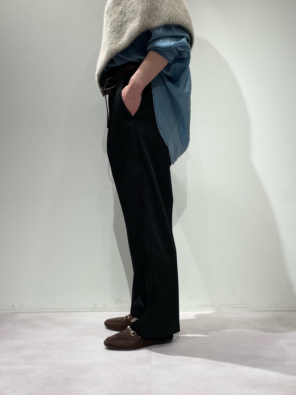 ブルー系のシャツ/ブラウス、ブラック系のその他パンツ、ブラウン系のベルトを着用したレディースの秋コーディネートの8枚目の写真