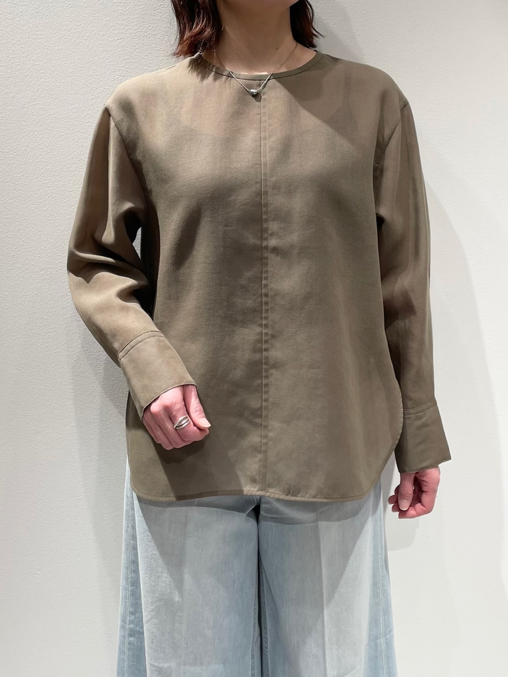 グリーン系のシャツ/ブラウス、ブルー系のデニムパンツ、ブラウン系のベルトを着用したレディースの冬コーディネートの4枚目の写真