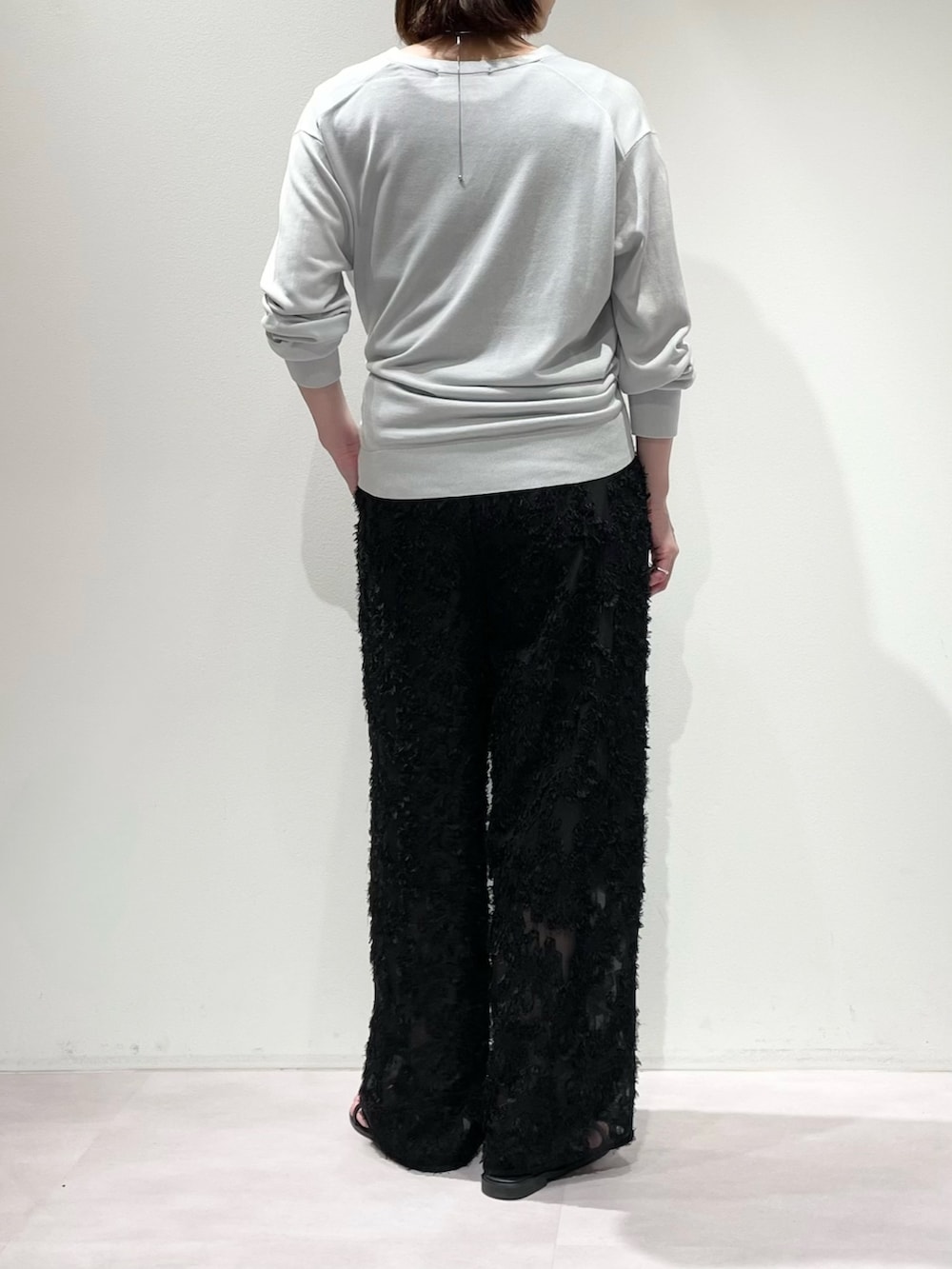 ブラック系のその他パンツ、ブラック系のタンクトップ、ブルー系のカーディガン/ボレロを着用したレディースの夏コーディネートの3枚目の写真