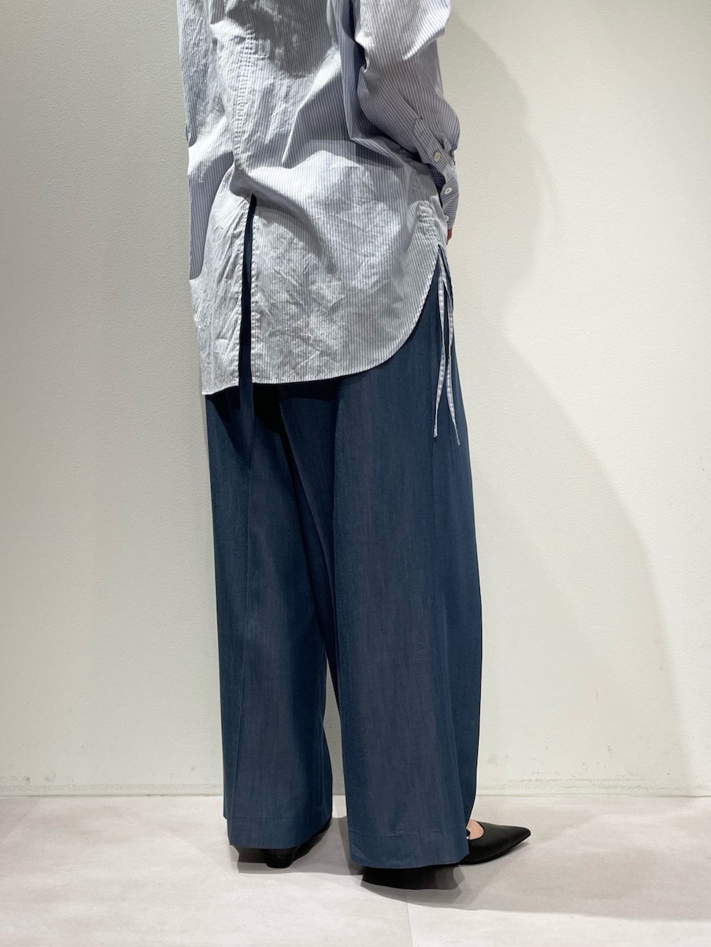 ブルー系のその他パンツ、ブラック系のベルト、ゴールド系のネックレスを着用したレディースの冬コーディネートの9枚目の写真