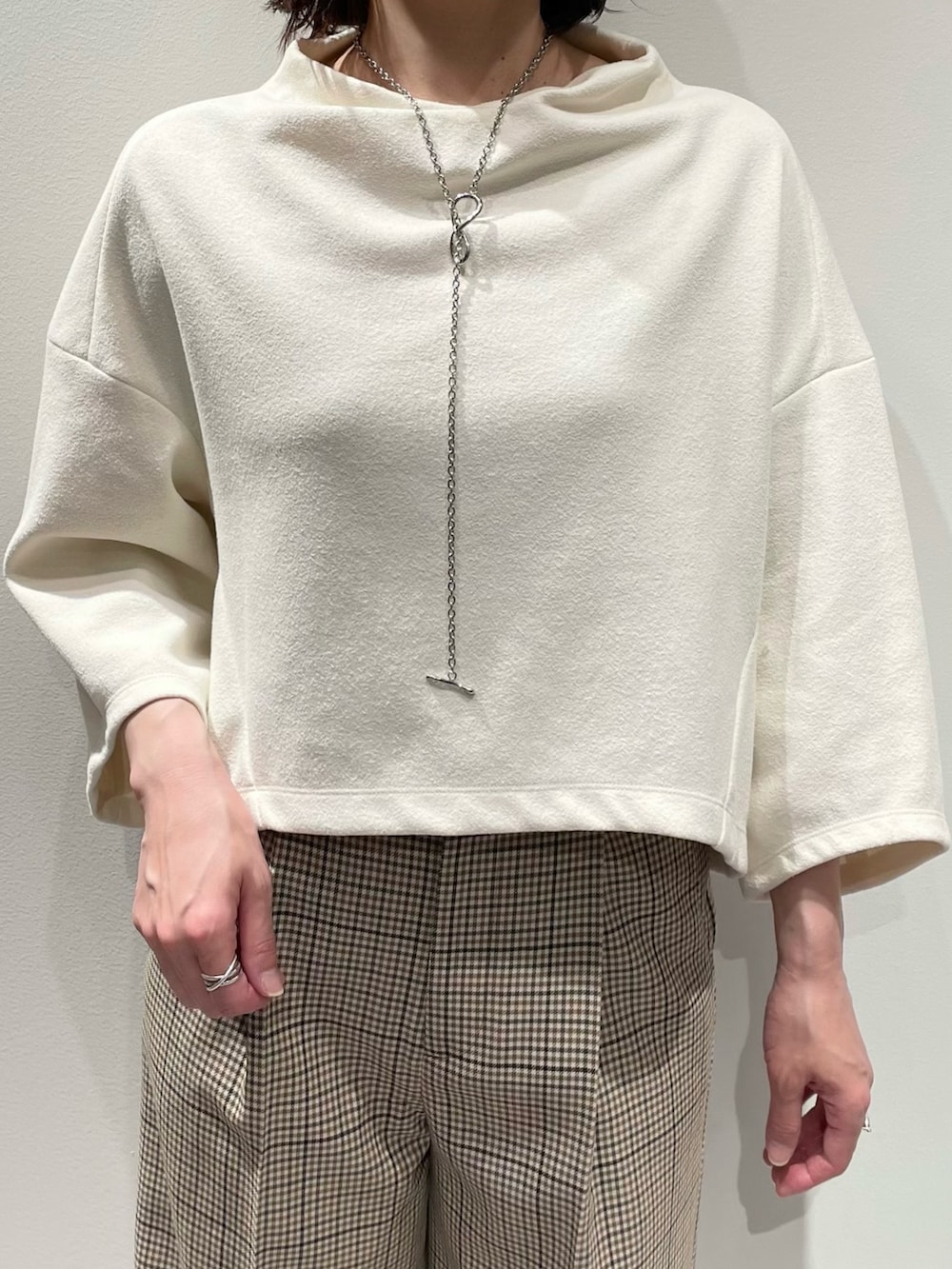 ホワイト系のTシャツ/カットソー、ベージュ系のその他パンツ、グリーン系のショルダーバッグを着用したレディースの秋コーディネートの4枚目の写真